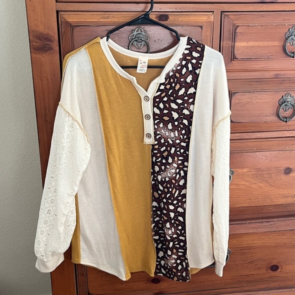 7th Ray Tan and Cream Top with Lace Detail NWOT